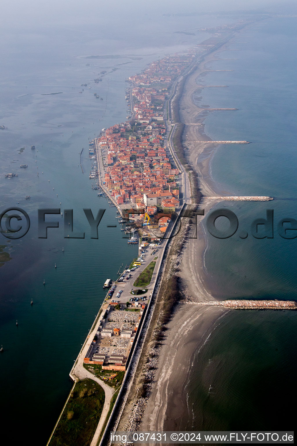 Luftbild von Siedlungsgebiet im Ortsteil Pellestrina in Venedig in Venetien, Italien
