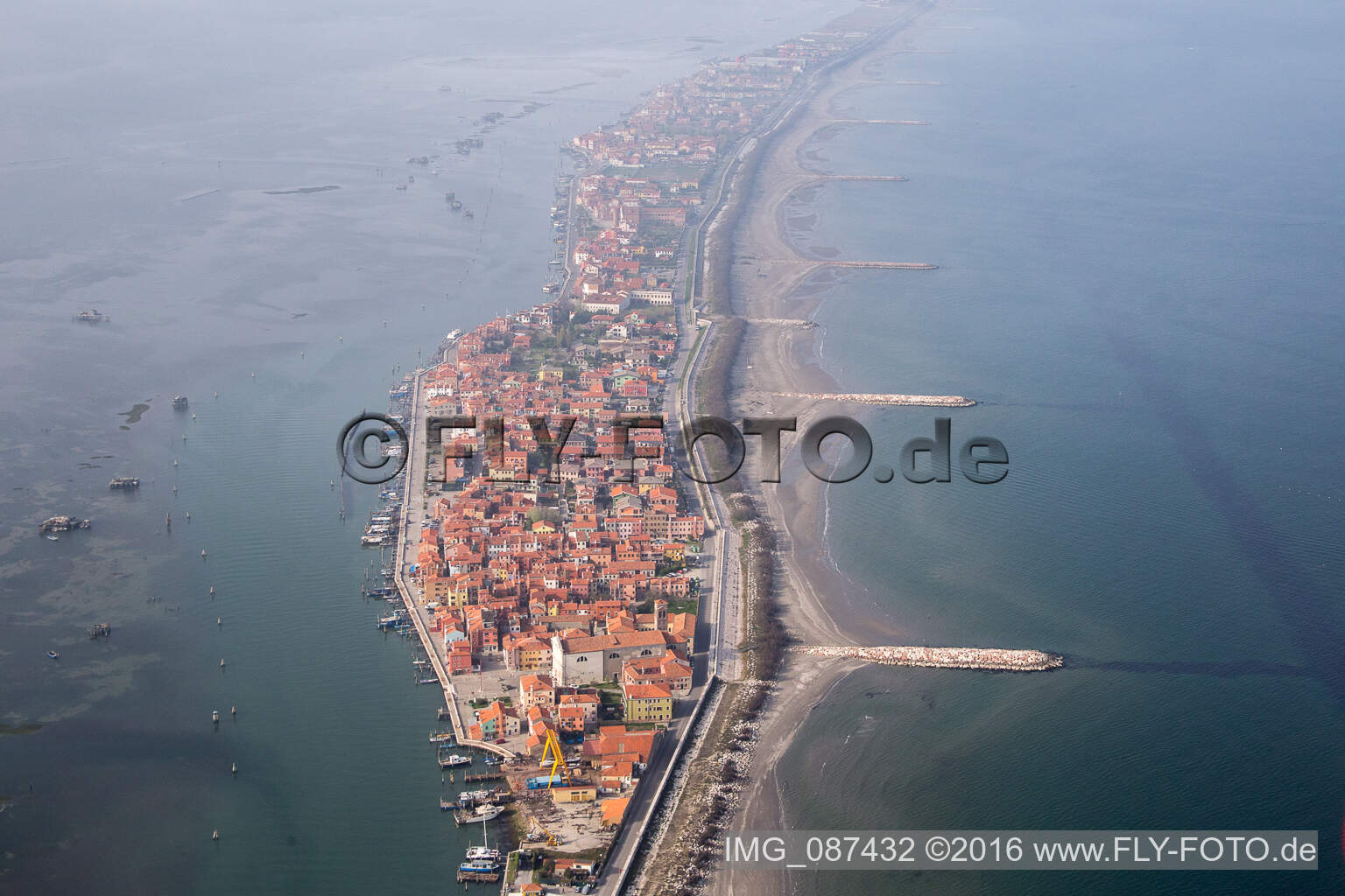 Luftaufnahme von Siedlungsgebiet im Ortsteil Pellestrina in Venedig in Venetien, Italien