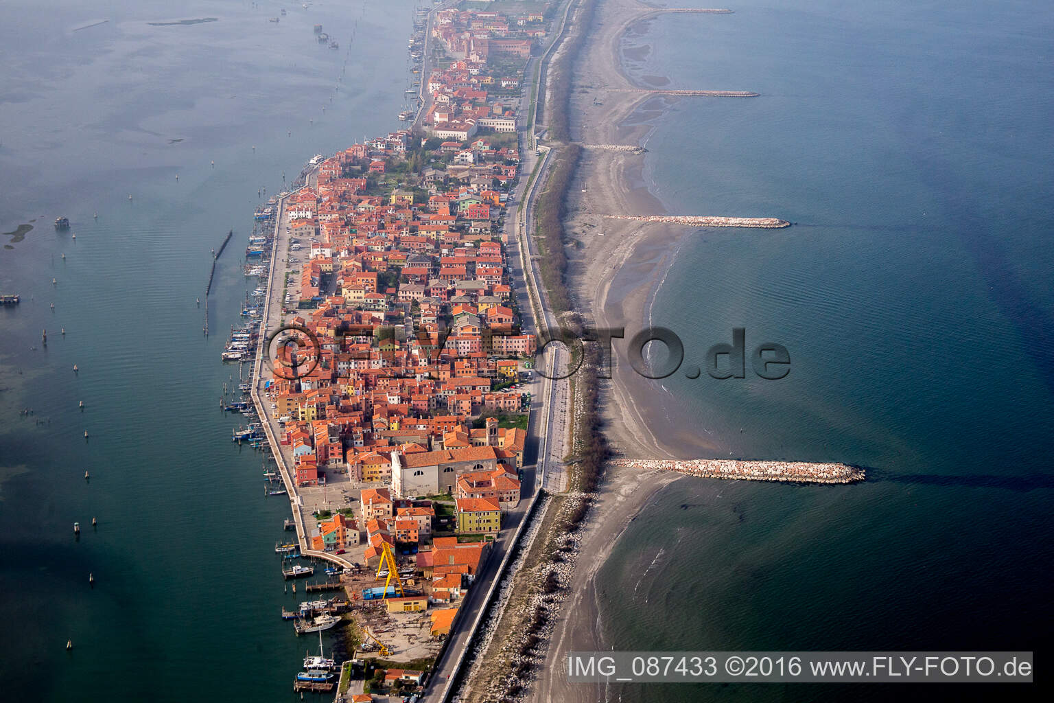 Schrägluftbild von Siedlungsgebiet im Ortsteil Pellestrina in Venedig in Venetien, Italien
