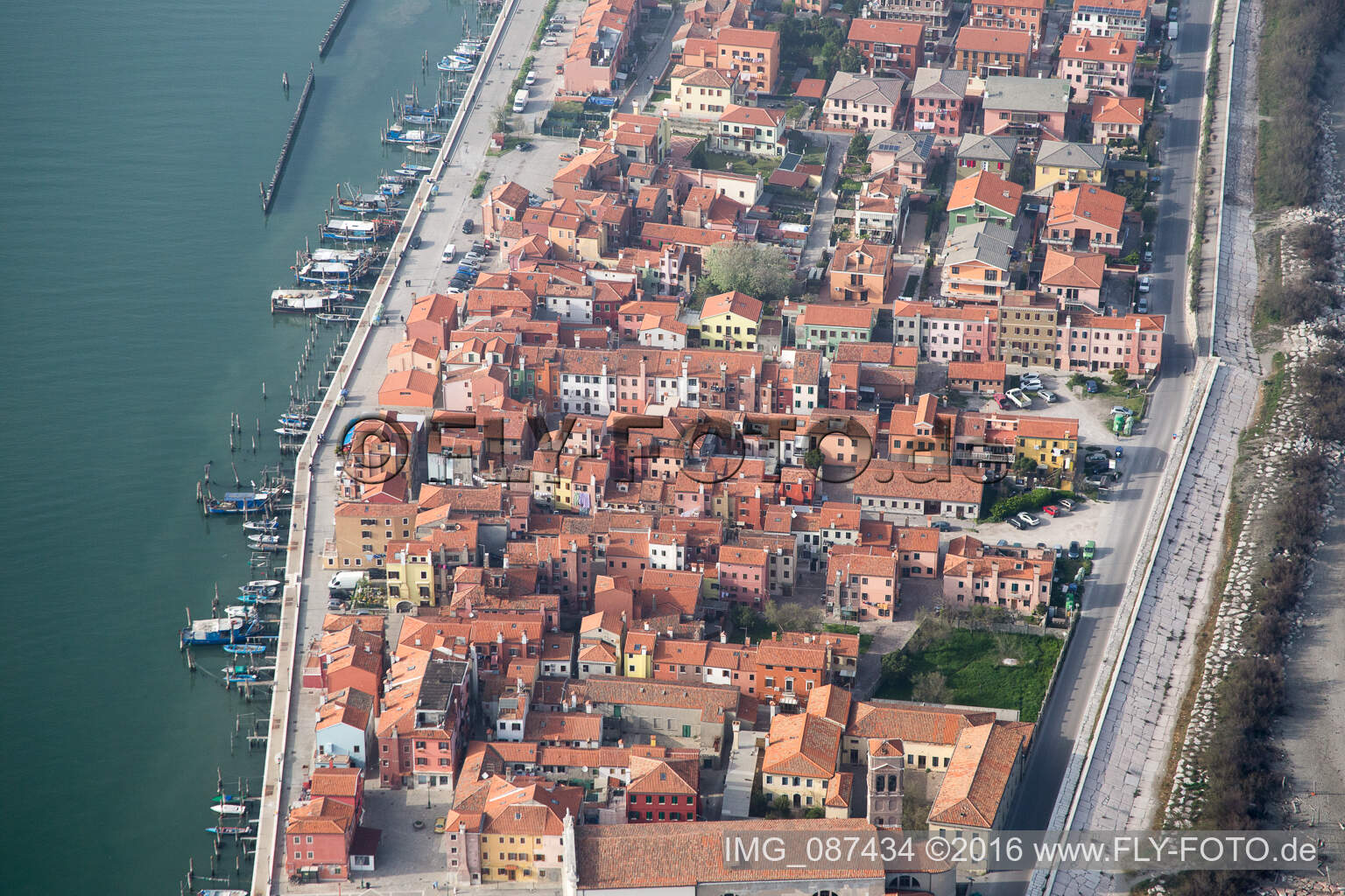 Siedlungsgebiet im Ortsteil Pellestrina in Venedig in Venetien, Italien von oben