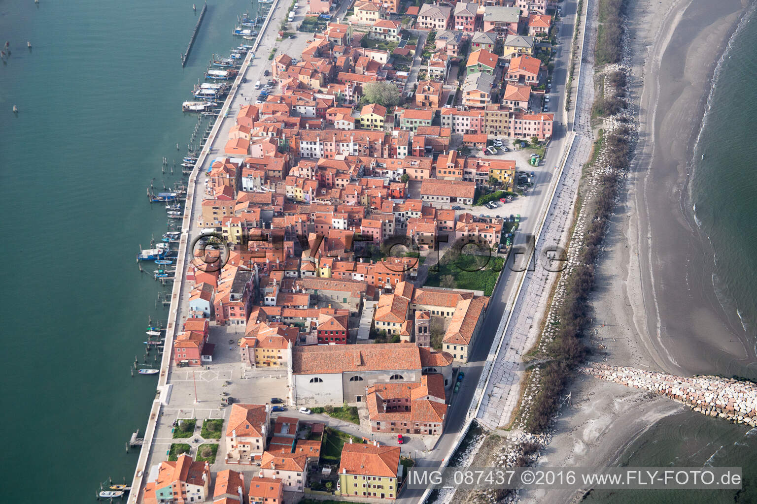 Siedlungsgebiet im Ortsteil Pellestrina in Venedig in Venetien, Italien aus der Luft