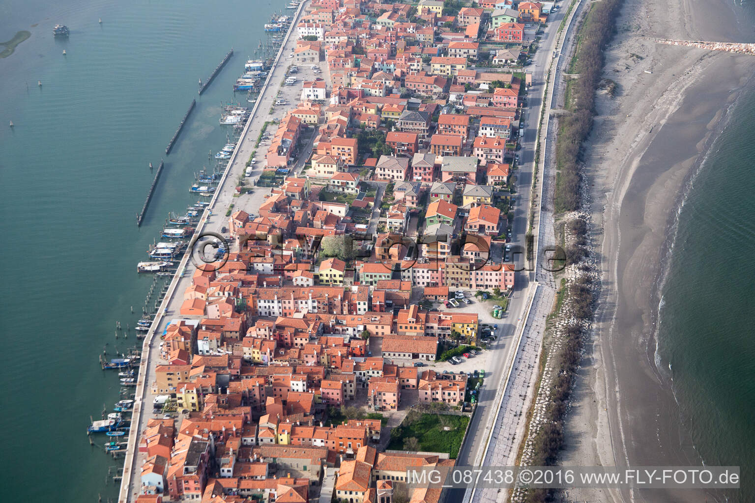 Siedlungsgebiet im Ortsteil Pellestrina in Venedig in Venetien, Italien von oben gesehen