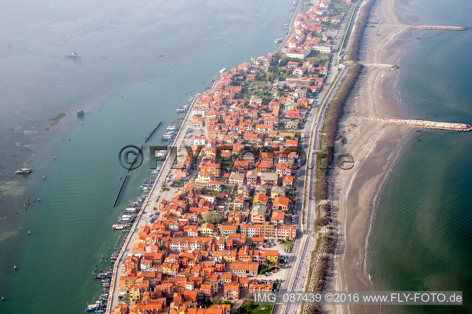 Siedlungsgebiet im Ortsteil Pellestrina in Venedig in Venetien, Italien vom Flugzeug aus