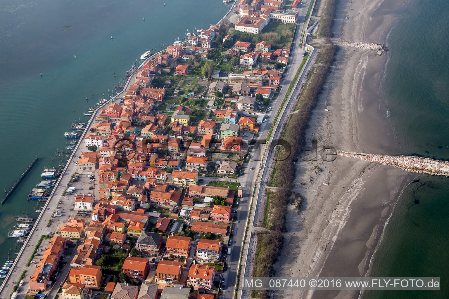 Siedlungsgebiet im Ortsteil Pellestrina in Venedig in Venetien, Italien aus der Vogelperspektive