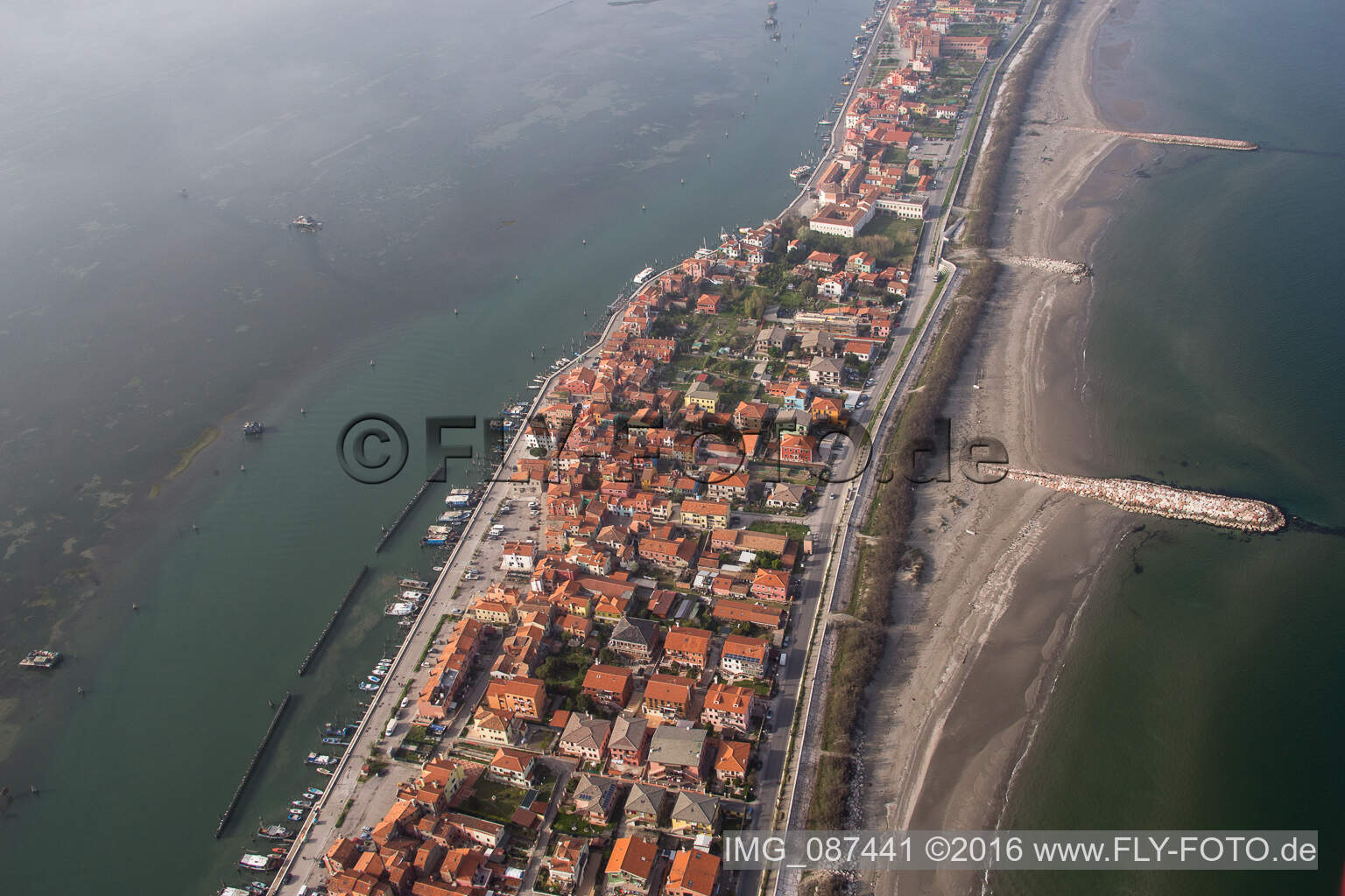 Siedlungsgebiet im Ortsteil Pellestrina in Venedig in Venetien, Italien aus der Luft betrachtet