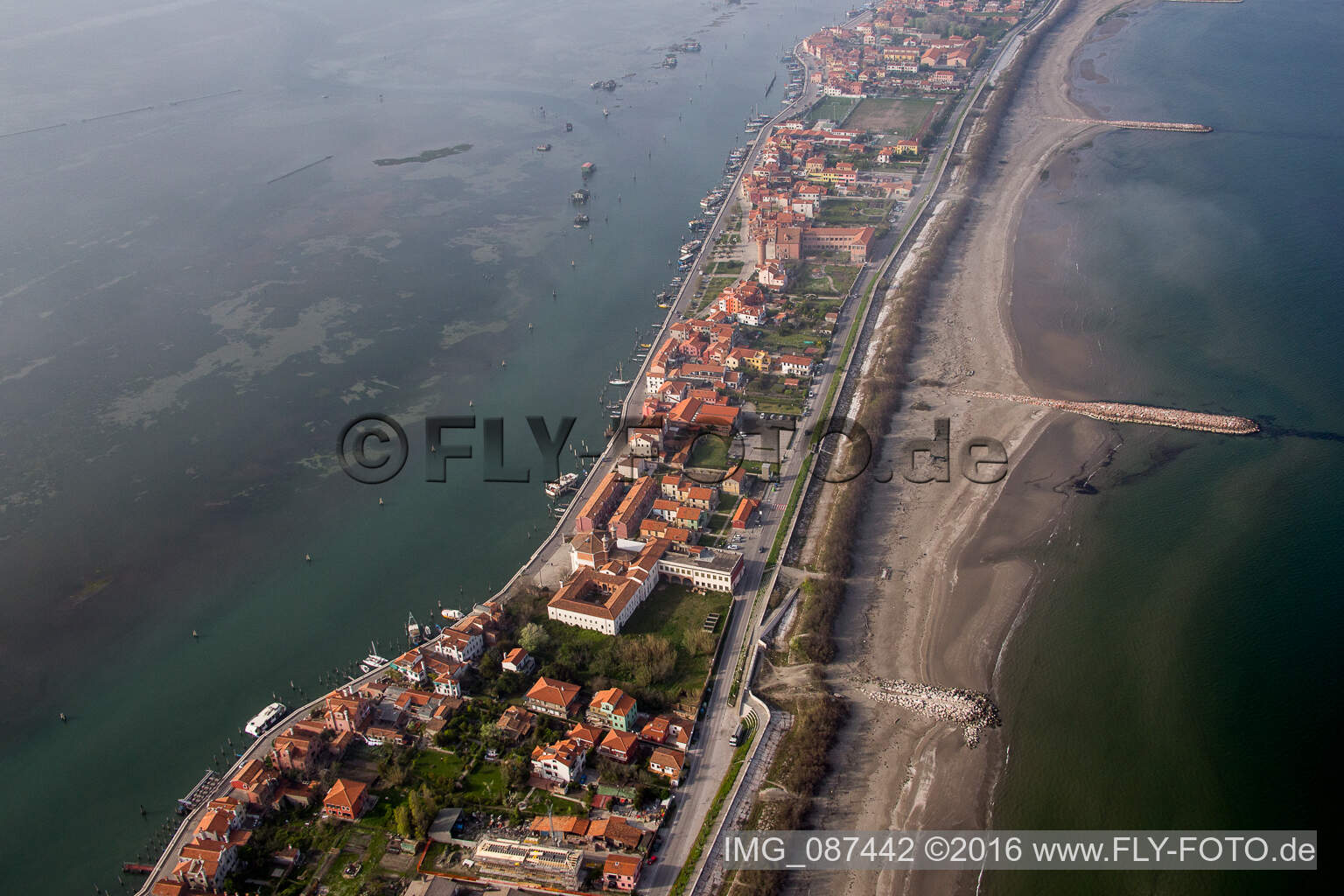 Drohnenaufname von Siedlungsgebiet im Ortsteil Pellestrina in Venedig in Venetien, Italien