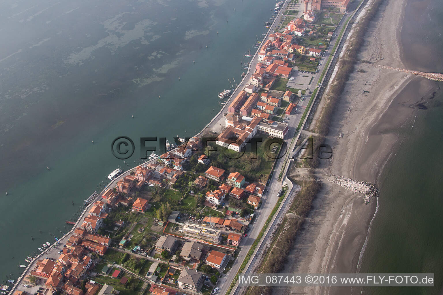 Drohnenbild von Siedlungsgebiet im Ortsteil Pellestrina in Venedig in Venetien, Italien