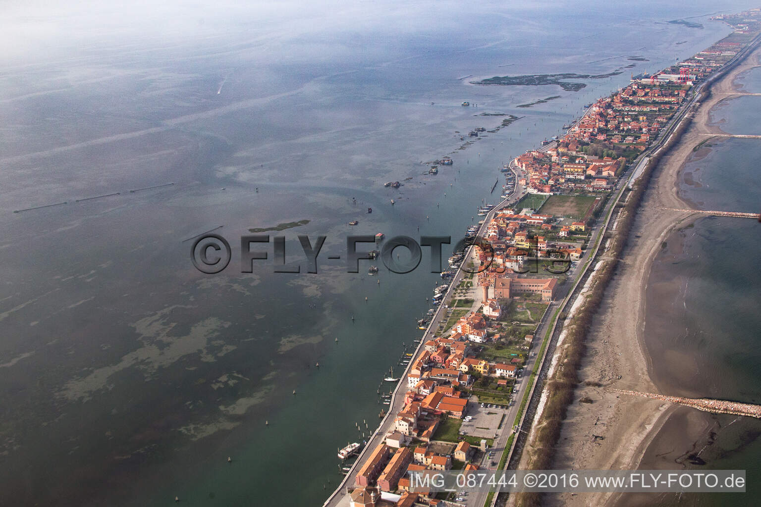 Siedlungsgebiet im Ortsteil Pellestrina in Venedig in Venetien, Italien aus der Drohnenperspektive