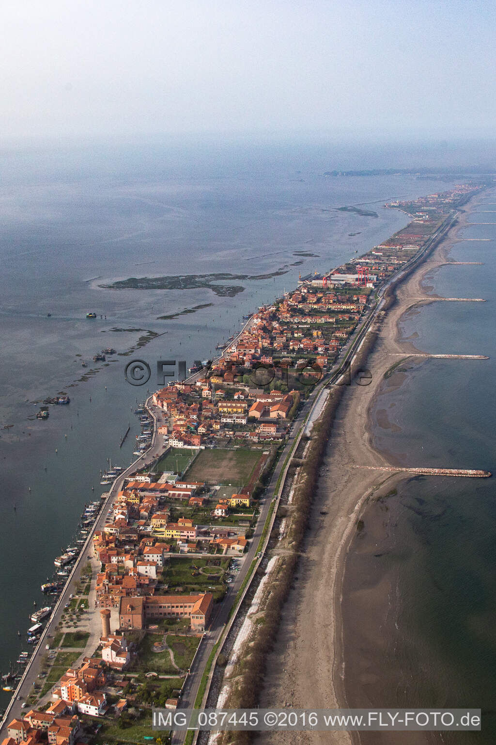 Siedlungsgebiet im Ortsteil Pellestrina in Venedig in Venetien, Italien von einer Drohne aus
