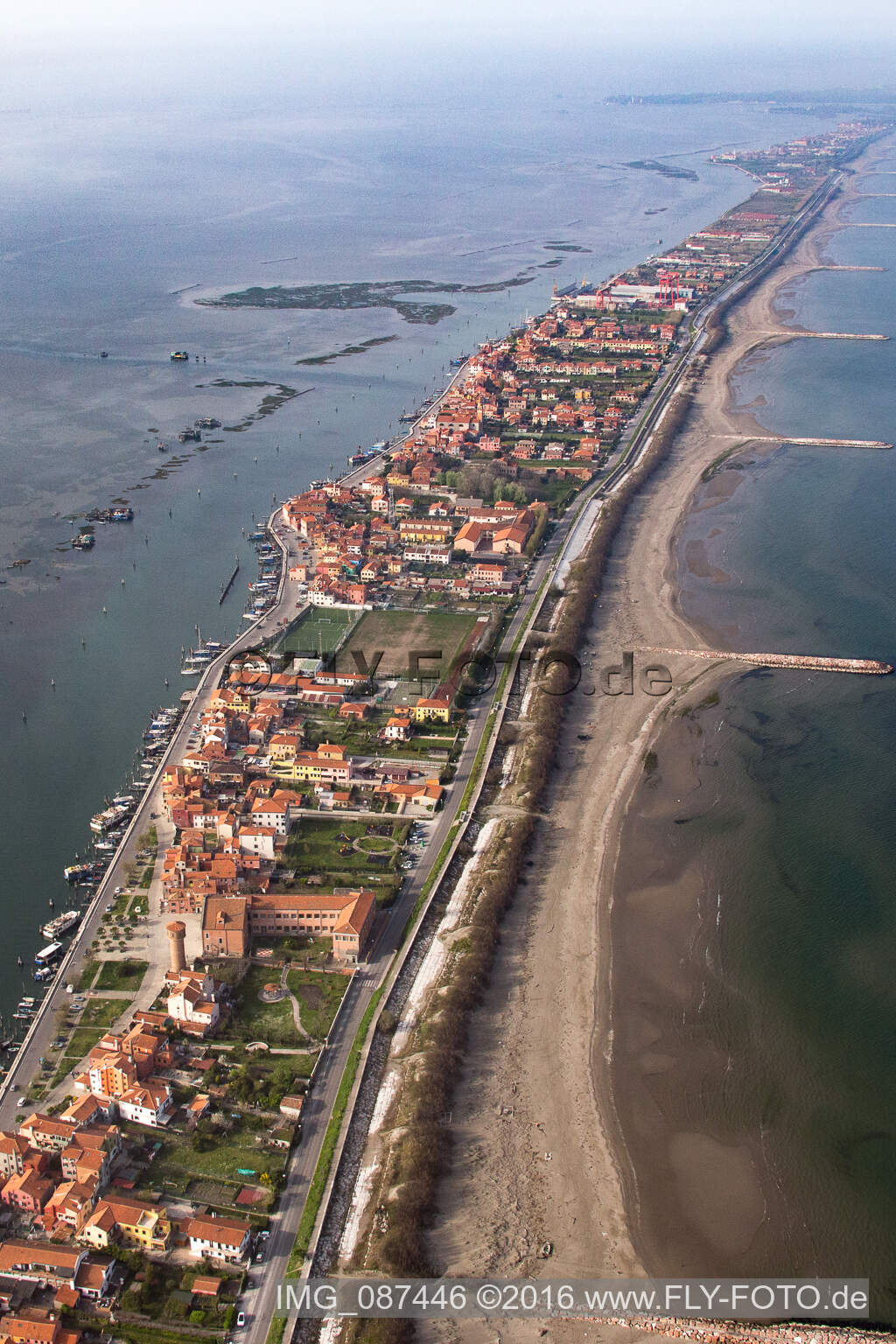 Siedlungsgebiet im Ortsteil Pellestrina in Venedig in Venetien, Italien von der Drohne aus gesehen