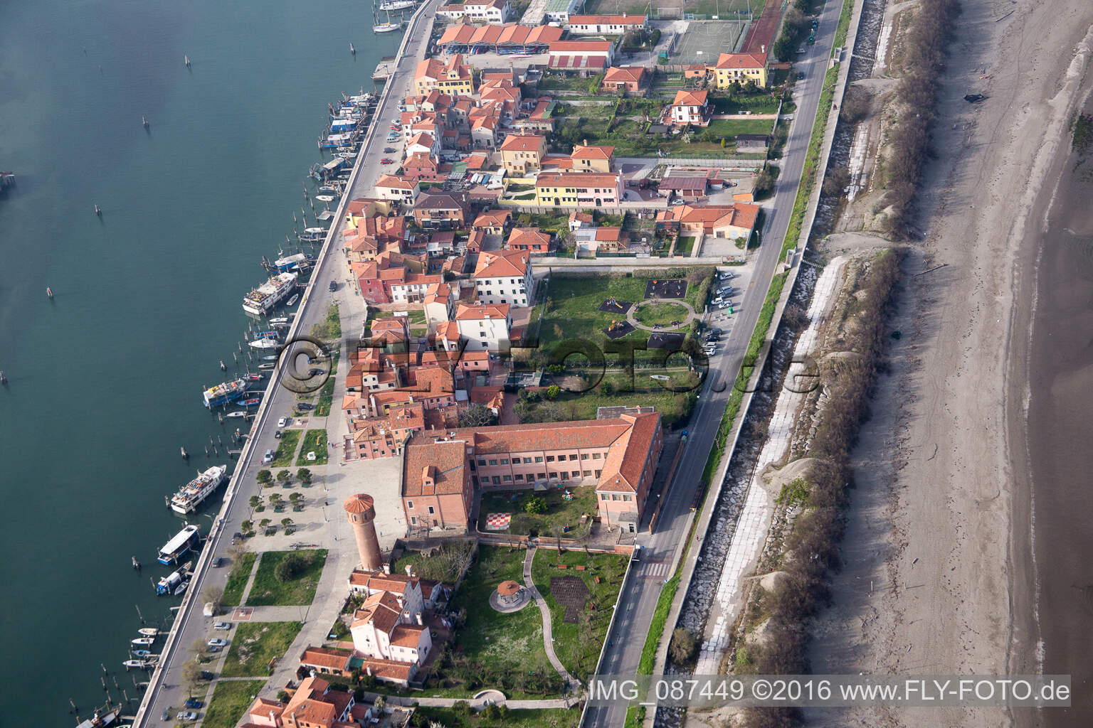 Luftaufnahme von Siedlungsgebiet im Ortsteil Pellestrina in Venedig in Venetien, Italien