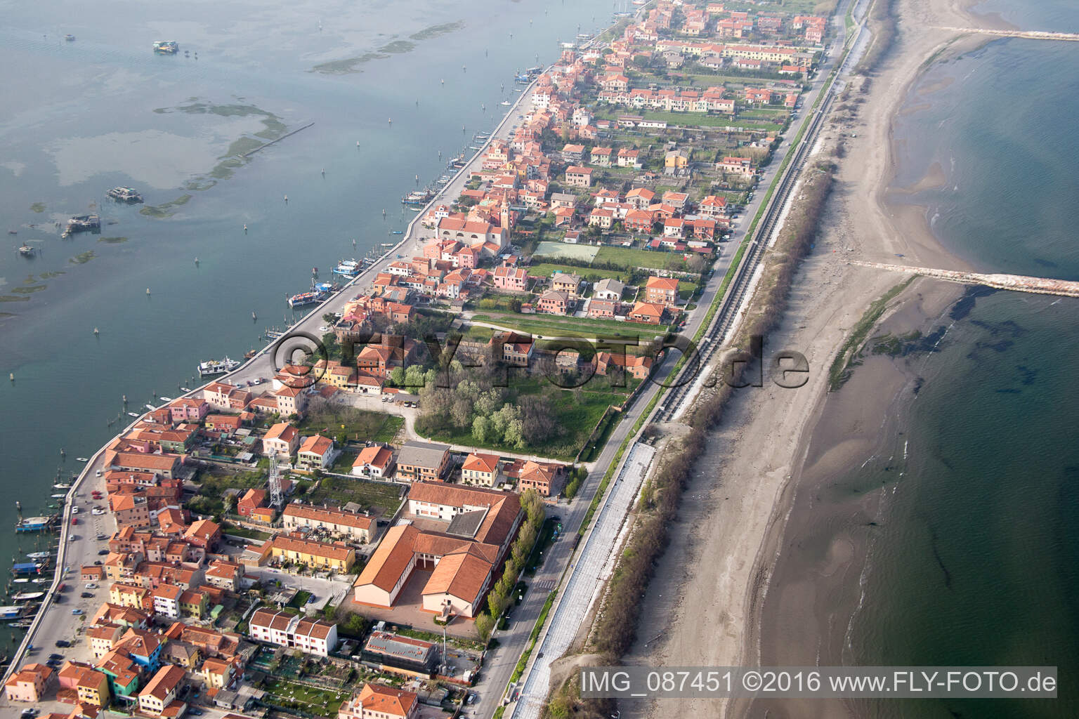 Siedlungsgebiet im Ortsteil Pellestrina in Venedig in Venetien, Italien von oben