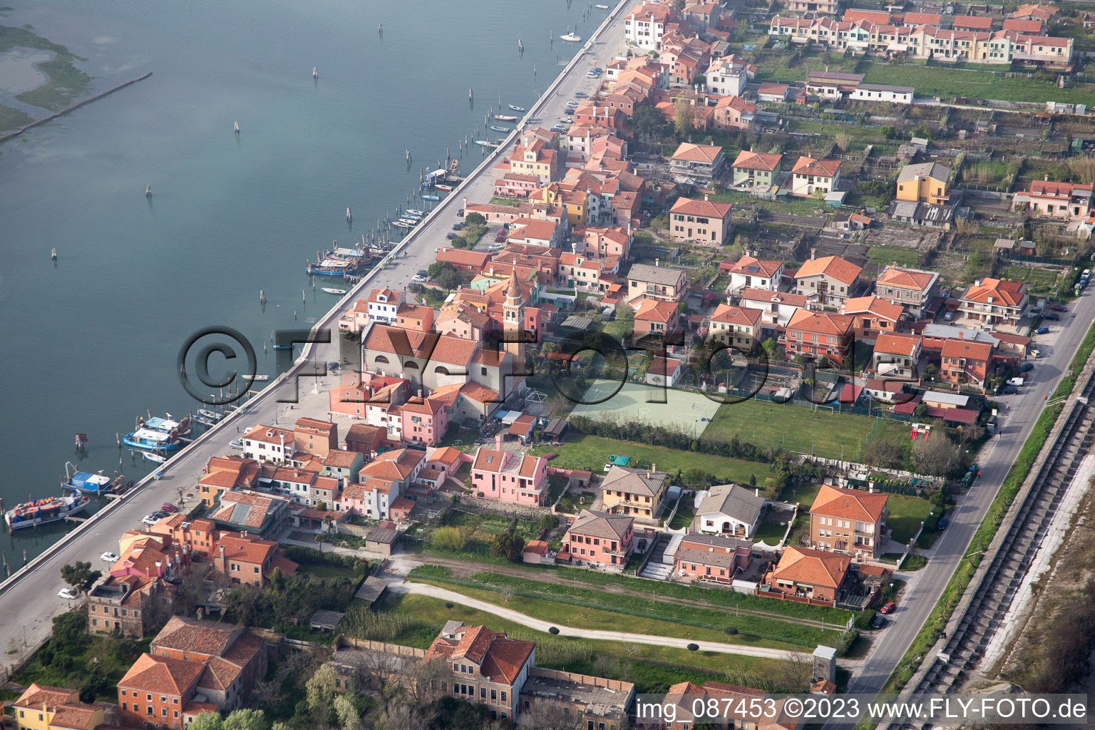 Luftbild von Ortsansicht an der Meeres-Küste Mittelmeer in San Vito in Veneto im Bundesland Venetien, Italien