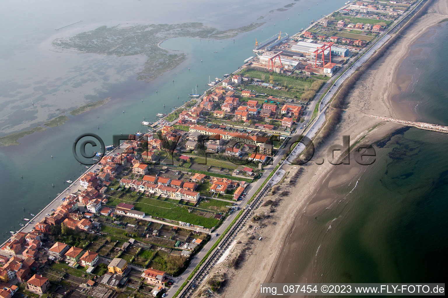 Luftaufnahme von Ortsansicht an der Meeres-Küste Mittelmeer in San Vito in Veneto im Bundesland Venetien, Italien