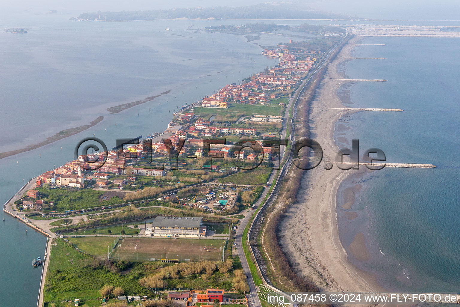 Luftbild von Wohnhaus- Bebauung auf der Halbinsel Lido di Venecia im Ortsteil San Pietro in Volta in Venedig in Venetien im Bundesland Metropolitanstadt Venedig, Italien