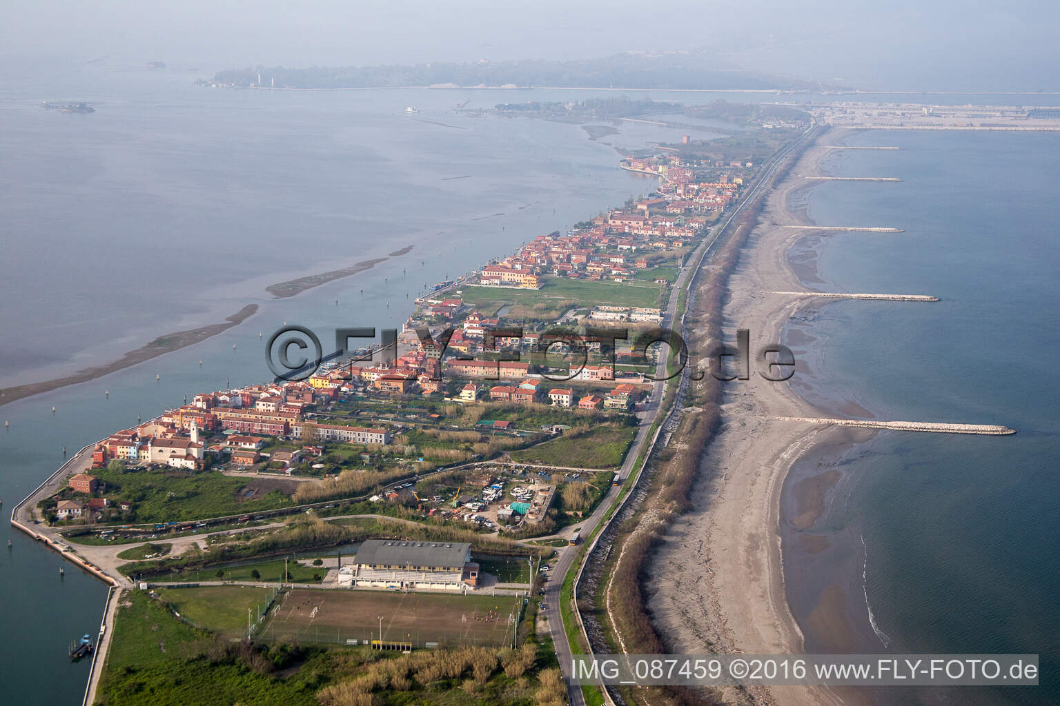 Luftaufnahme von Wohnhaus- Bebauung auf der Halbinsel Lido di Venecia im Ortsteil San Pietro in Volta in Venedig in Venetien, Italien