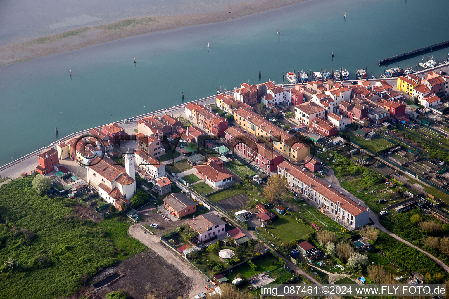 Wohnhaus- Bebauung auf der Halbinsel Lido di Venecia im Ortsteil San Pietro in Volta in Venedig in Venetien, Italien von oben