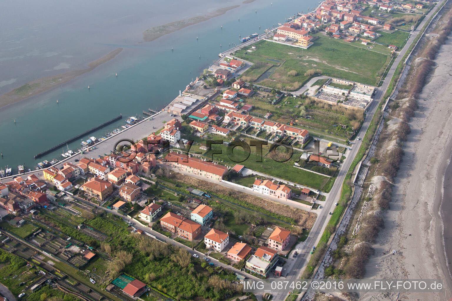 Wohnhaus- Bebauung auf der Halbinsel Lido di Venecia im Ortsteil San Pietro in Volta in Venedig in Venetien, Italien aus der Luft