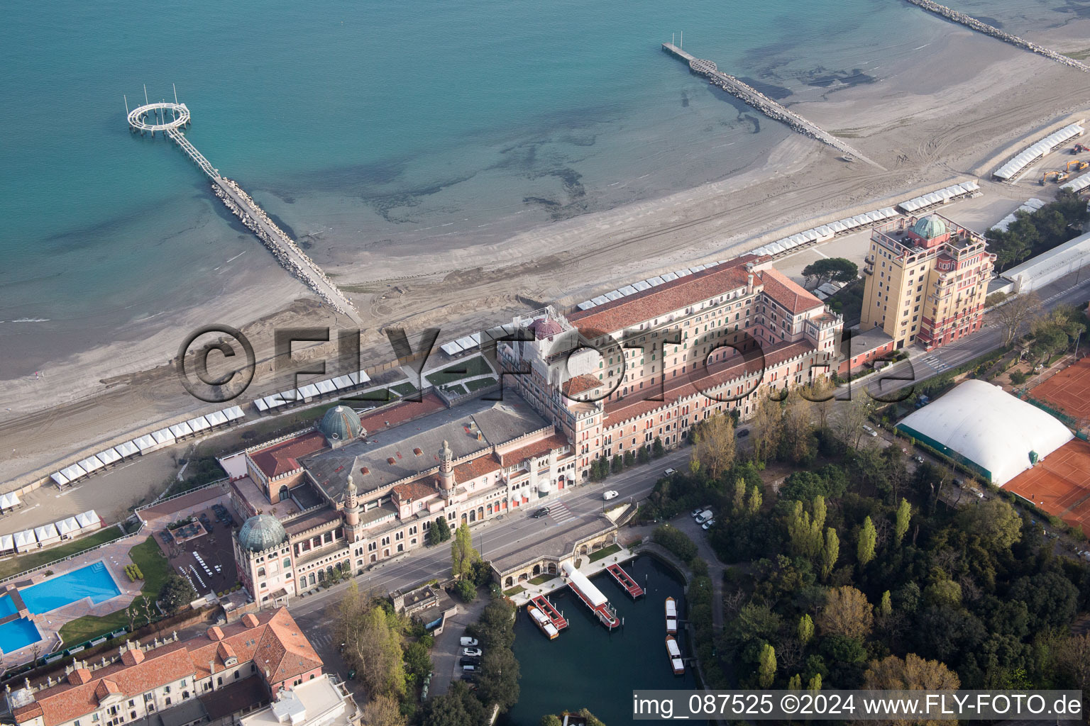 Luftbild von Venedig Lido(I-Venetien), Casino in Venezia, Italien