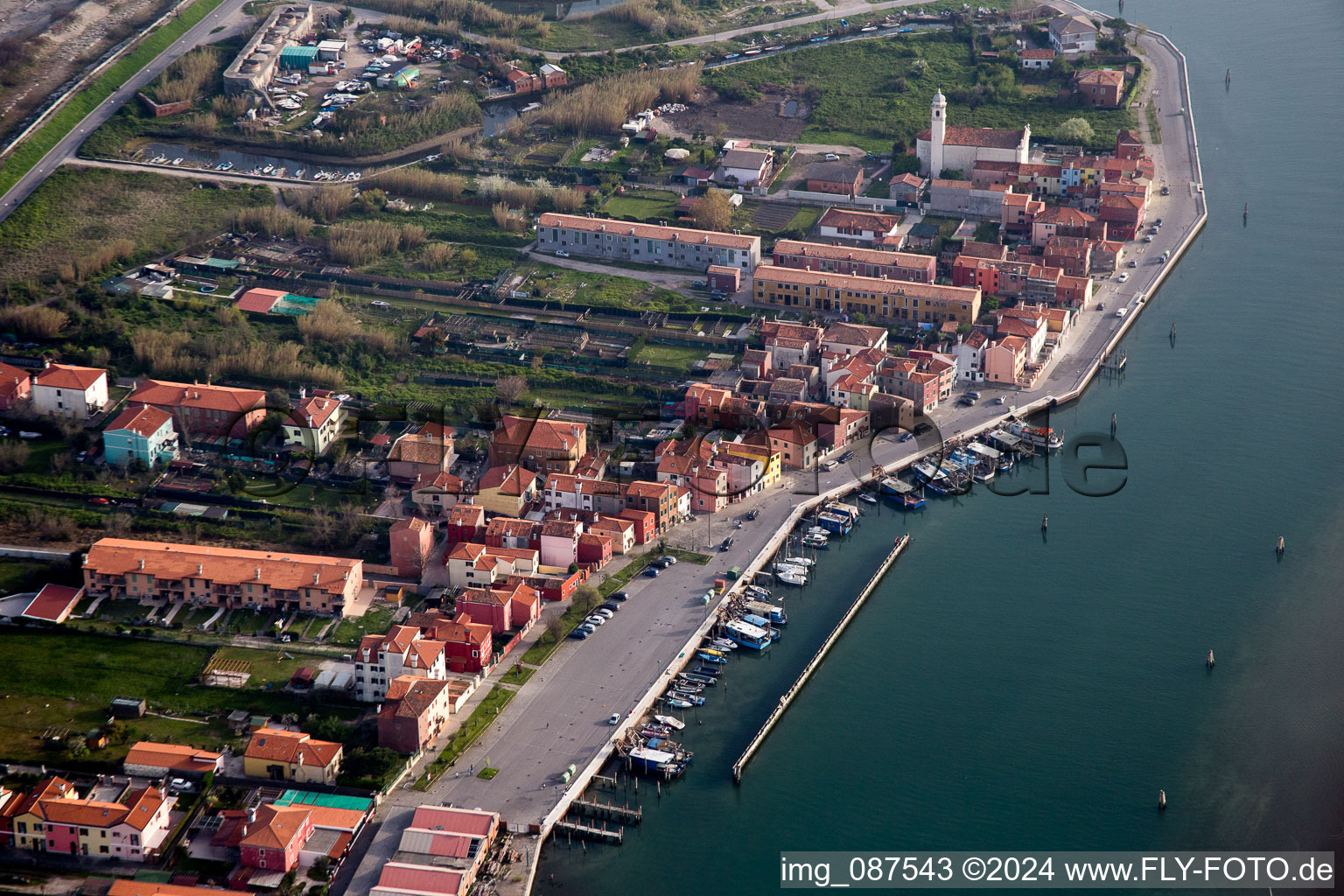 Wasseroberfläche an der Meeres- Küste Mittelmeer in Chioggia in Veneto im Bundesland Metropolitanstadt Venedig, Italien