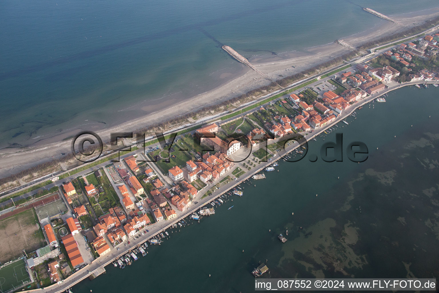 Schrägluftbild von Ortsansicht an der Meeres-Küste Mittelmeer in San Vito in Veneto im Bundesland Venetien, Italien