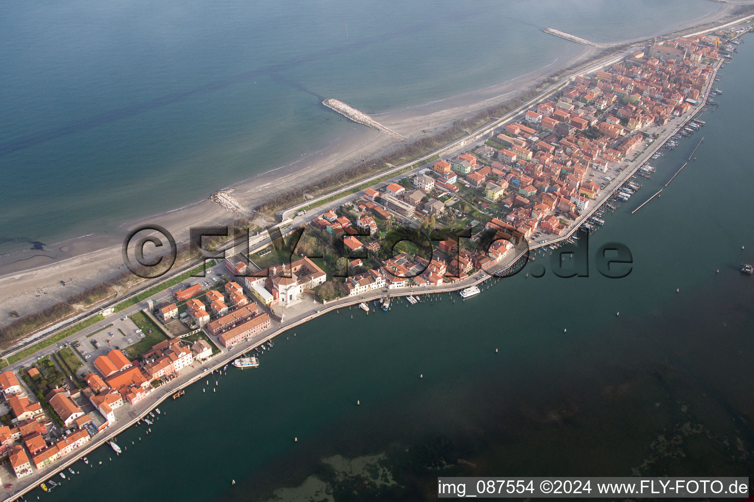 Ortsansicht an der Meeres-Küste Mittelmeer in San Vito in Veneto im Bundesland Venetien, Italien von oben
