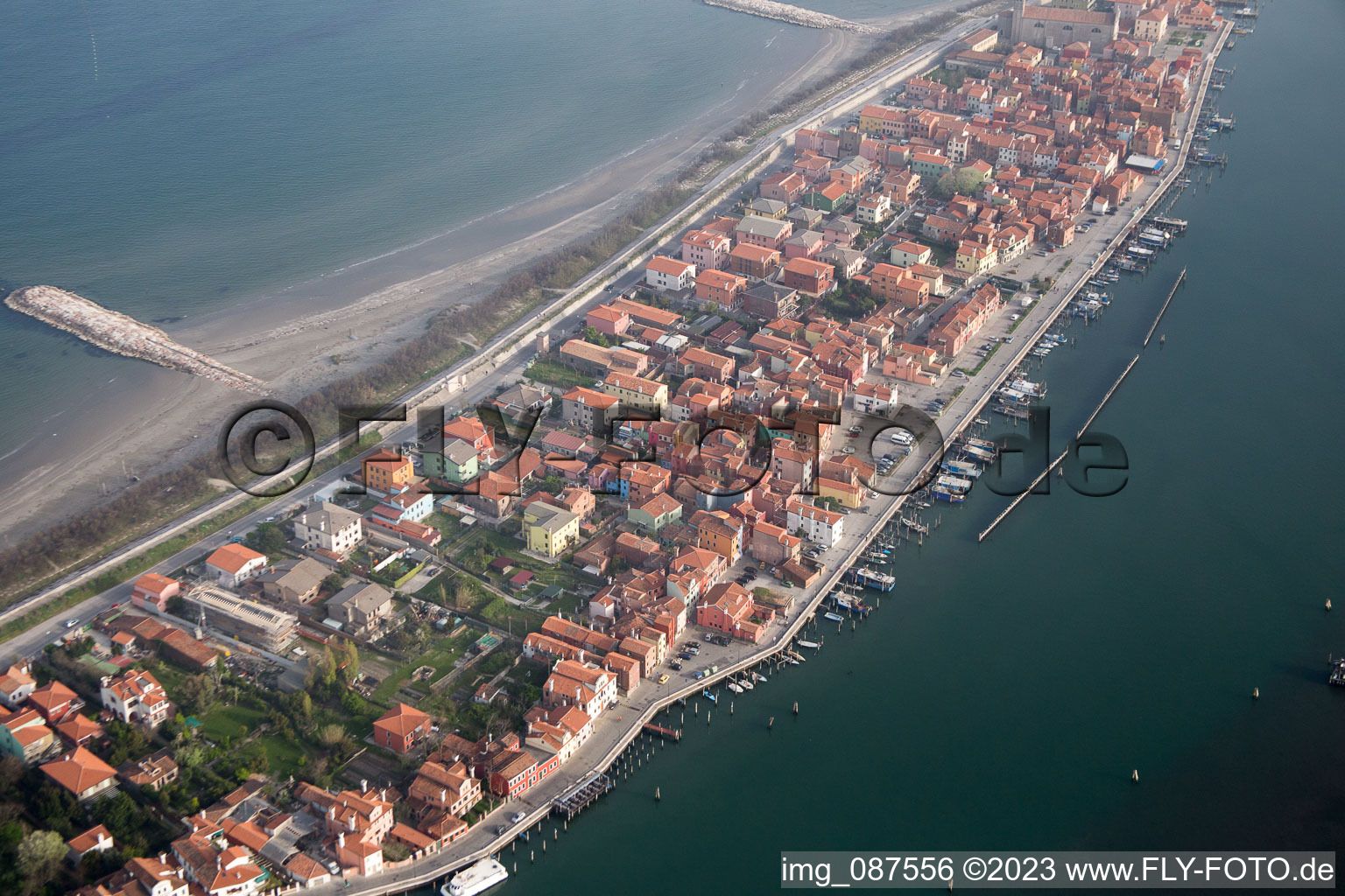 Ortsansicht an der Meeres-Küste Mittelmeer in San Vito in Veneto im Bundesland Venetien, Italien aus der Luft