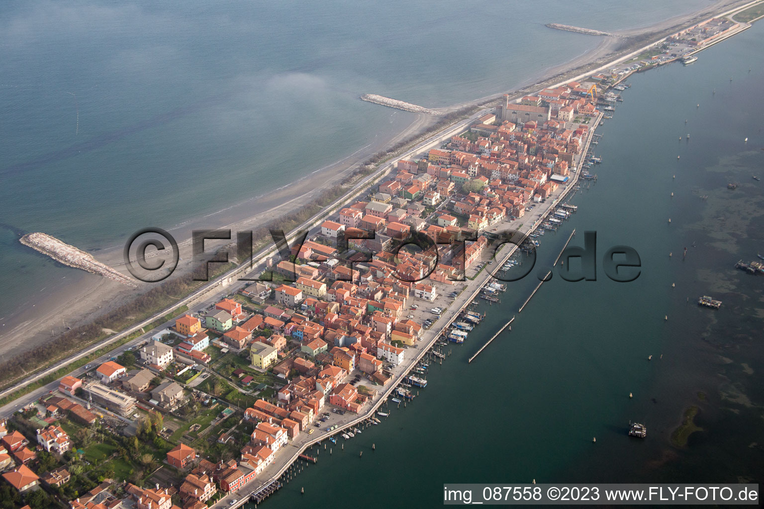 Ortsansicht an der Meeres-Küste Mittelmeer in San Vito in Veneto im Bundesland Venetien, Italien von oben gesehen