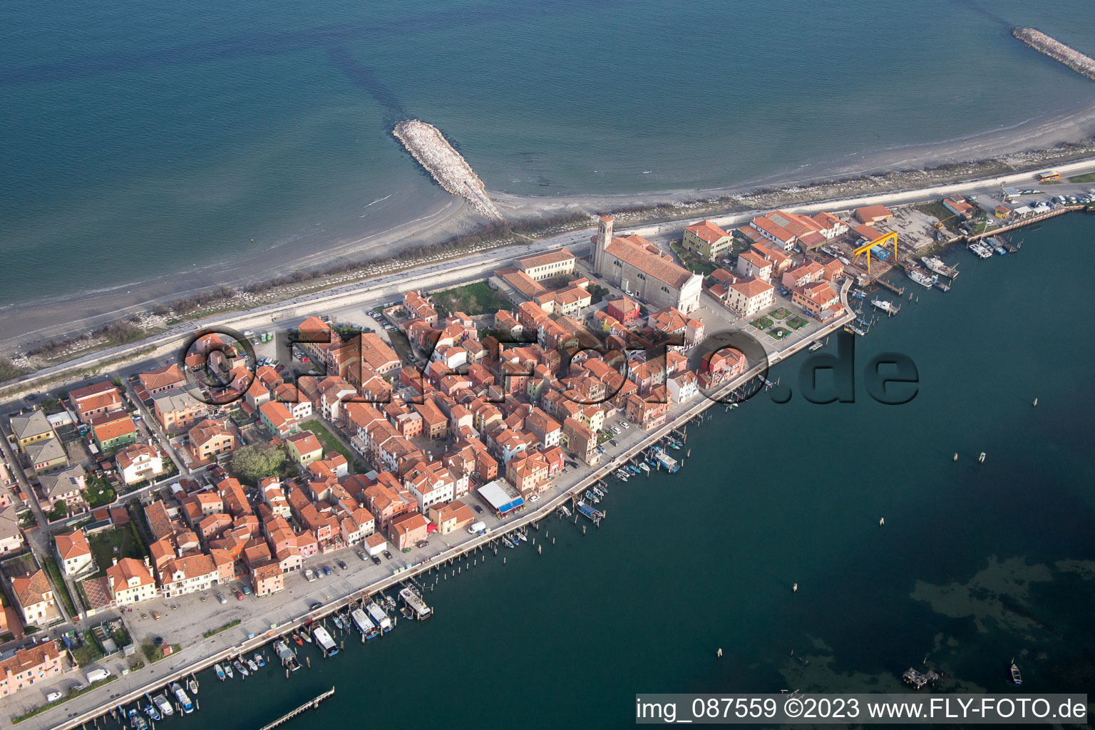 Ortsansicht an der Meeres-Küste Mittelmeer in San Vito in Veneto im Bundesland Venetien, Italien vom Flugzeug aus