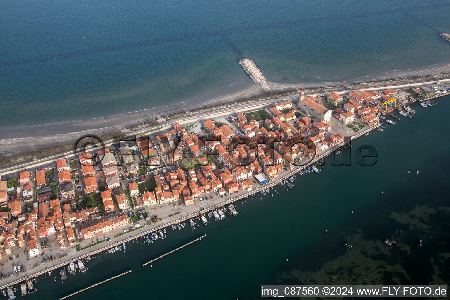 Ortsansicht an der Meeres-Küste Mittelmeer in San Vito in Veneto im Bundesland Venetien, Italien aus der Vogelperspektive