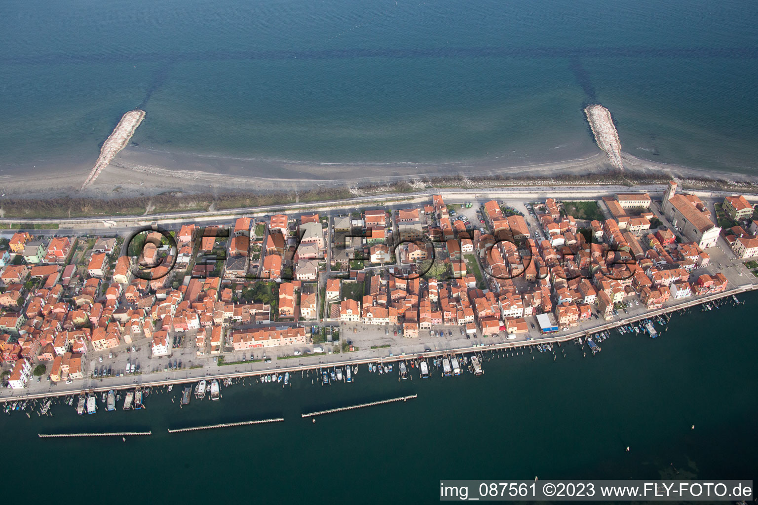 Ortsansicht an der Meeres-Küste Mittelmeer in San Vito in Veneto im Bundesland Venetien, Italien aus der Luft betrachtet