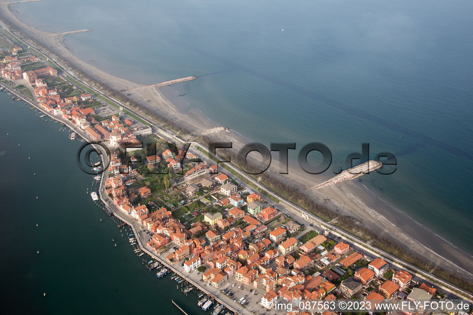 Drohnenbild von Ortsansicht an der Meeres-Küste Mittelmeer in San Vito in Veneto im Bundesland Venetien, Italien