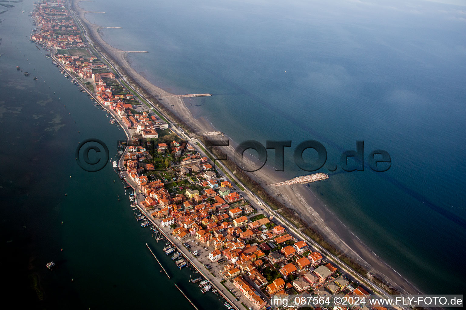 Ortsansicht an der Meeres-Küste Mittelmeer in San Vito in Veneto im Bundesland Venetien, Italien aus der Drohnenperspektive