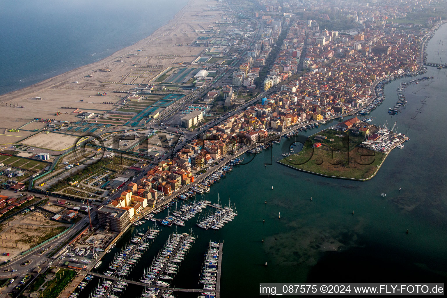 Sottomarina(I-Venetien) in Faro, Italien von einer Drohne aus