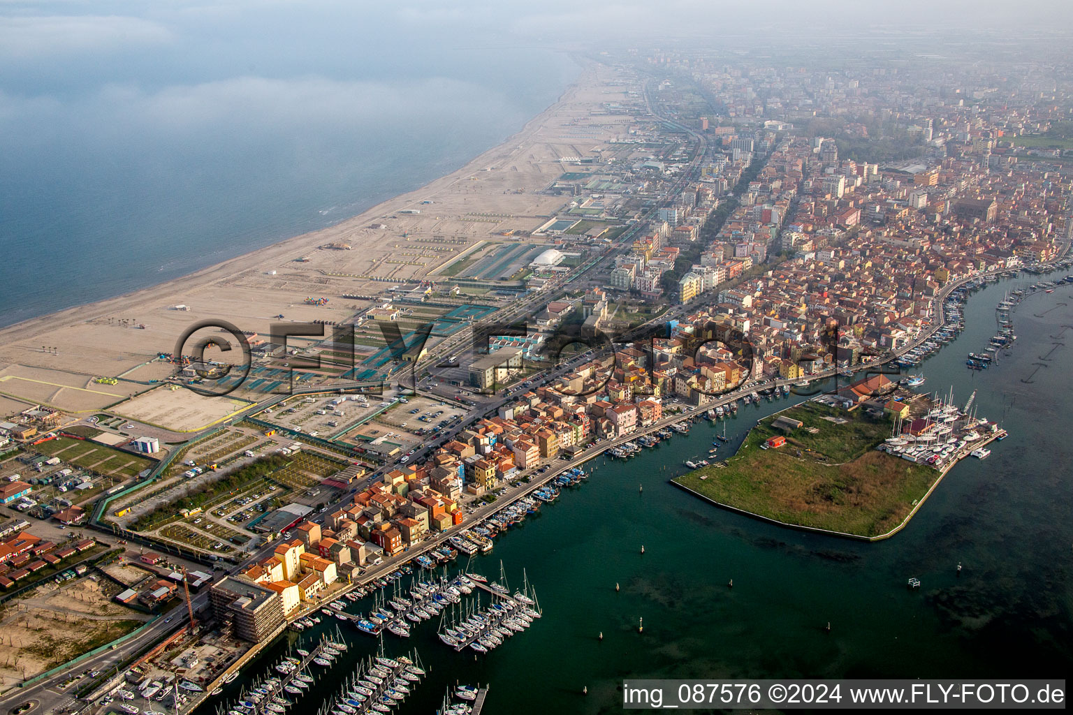Luftbild von Wasseroberfläche an der Meeres- Küste Mittelmeer in Chioggia in Veneto im Bundesland Venetien, Italien