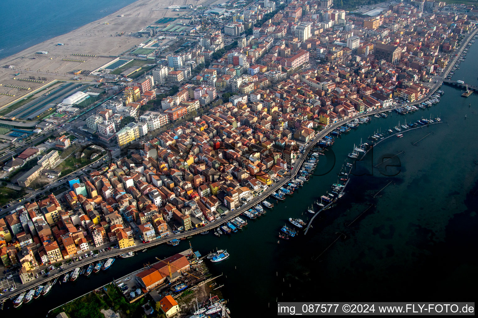Hafenanlagen an der Meeres- Küste der Lagune von Venedig im Ortsteil Sottomarina in Chioggia in Veneto im Bundesland Venetien, Italien