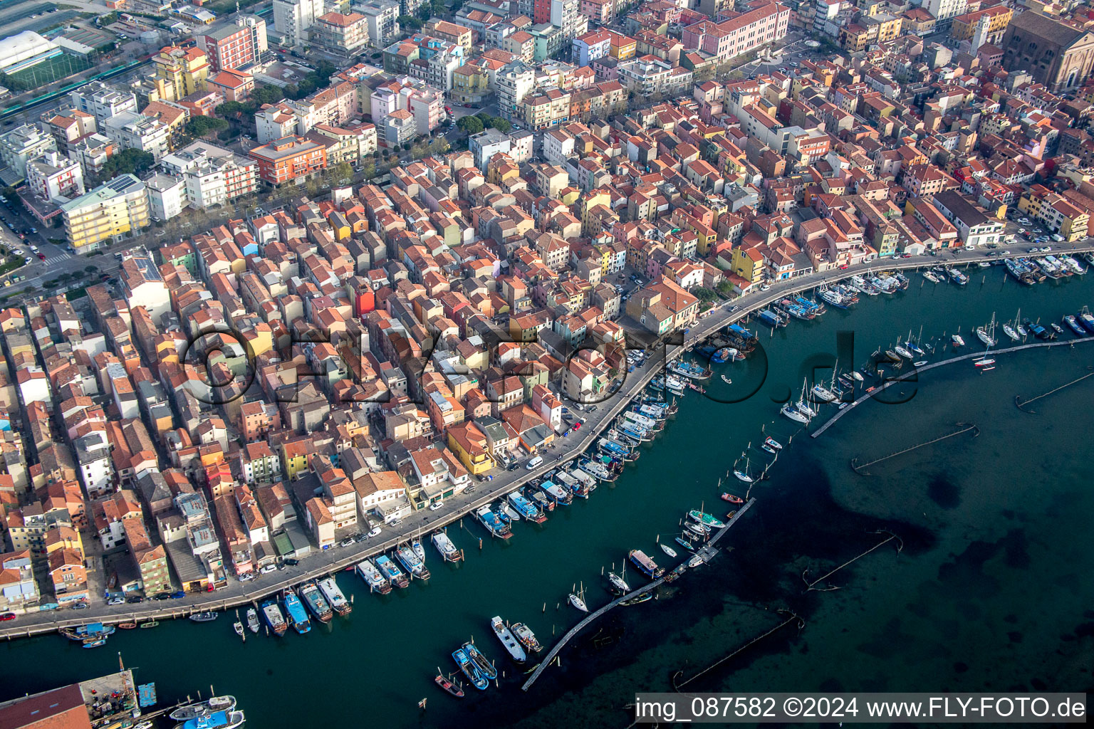 Luftbild von Hafenanlagen an der Meeres- Küste der Lagune von Venedig im Ortsteil Sottomarina in Chioggia in Veneto im Bundesland Venetien, Italien