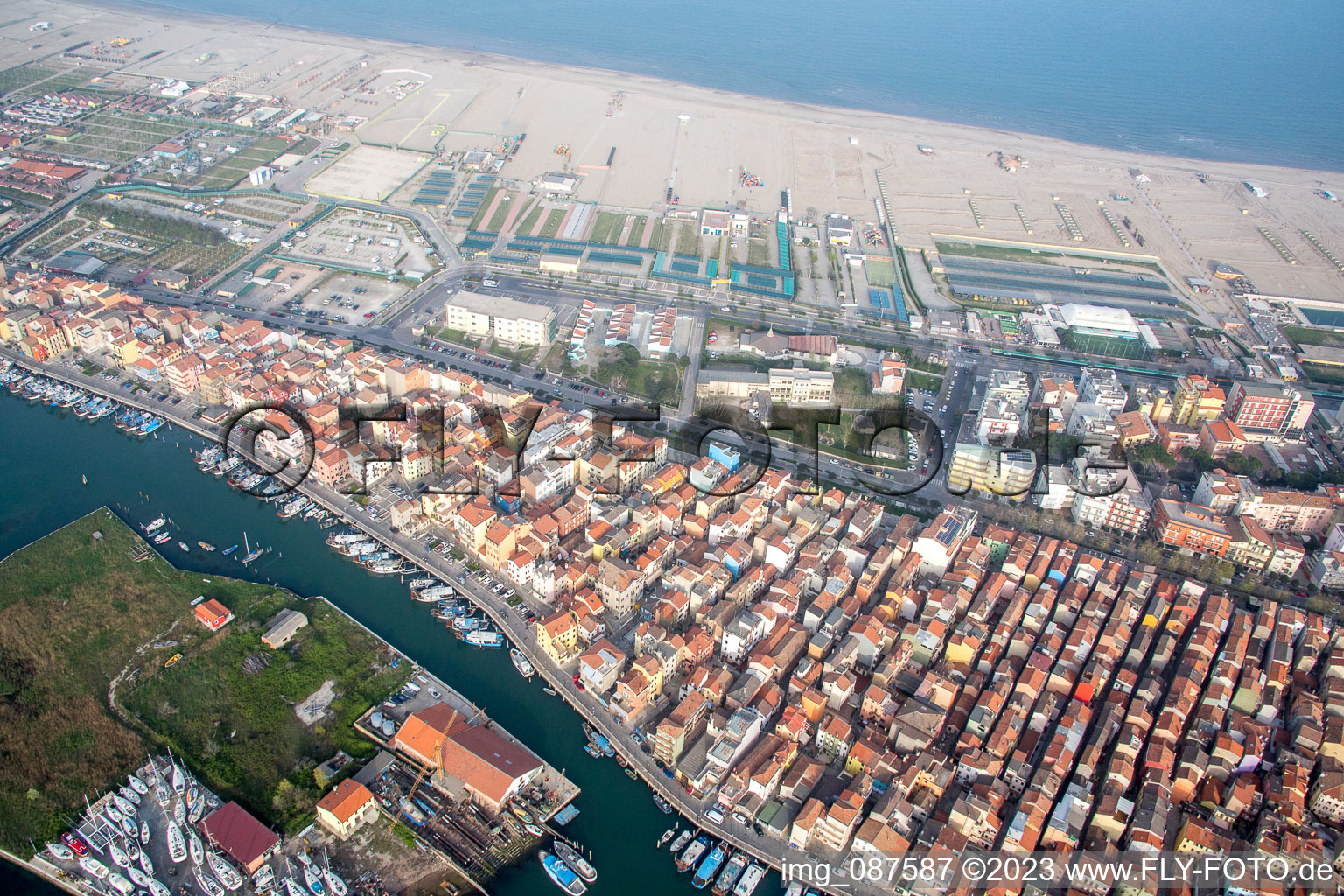 Drohnenbild von Sottomarina im Bundesland Venetien, Italien