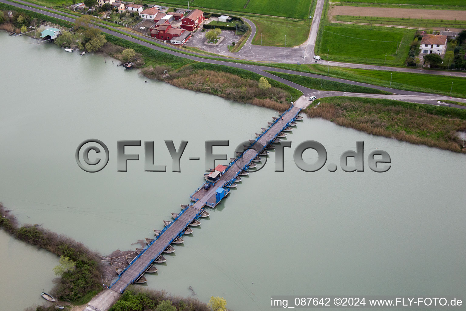 Fluß - Brückenbauwerk Po di Gora in Gorino Veneto in Veneto im Bundesland Venetien, Italien
