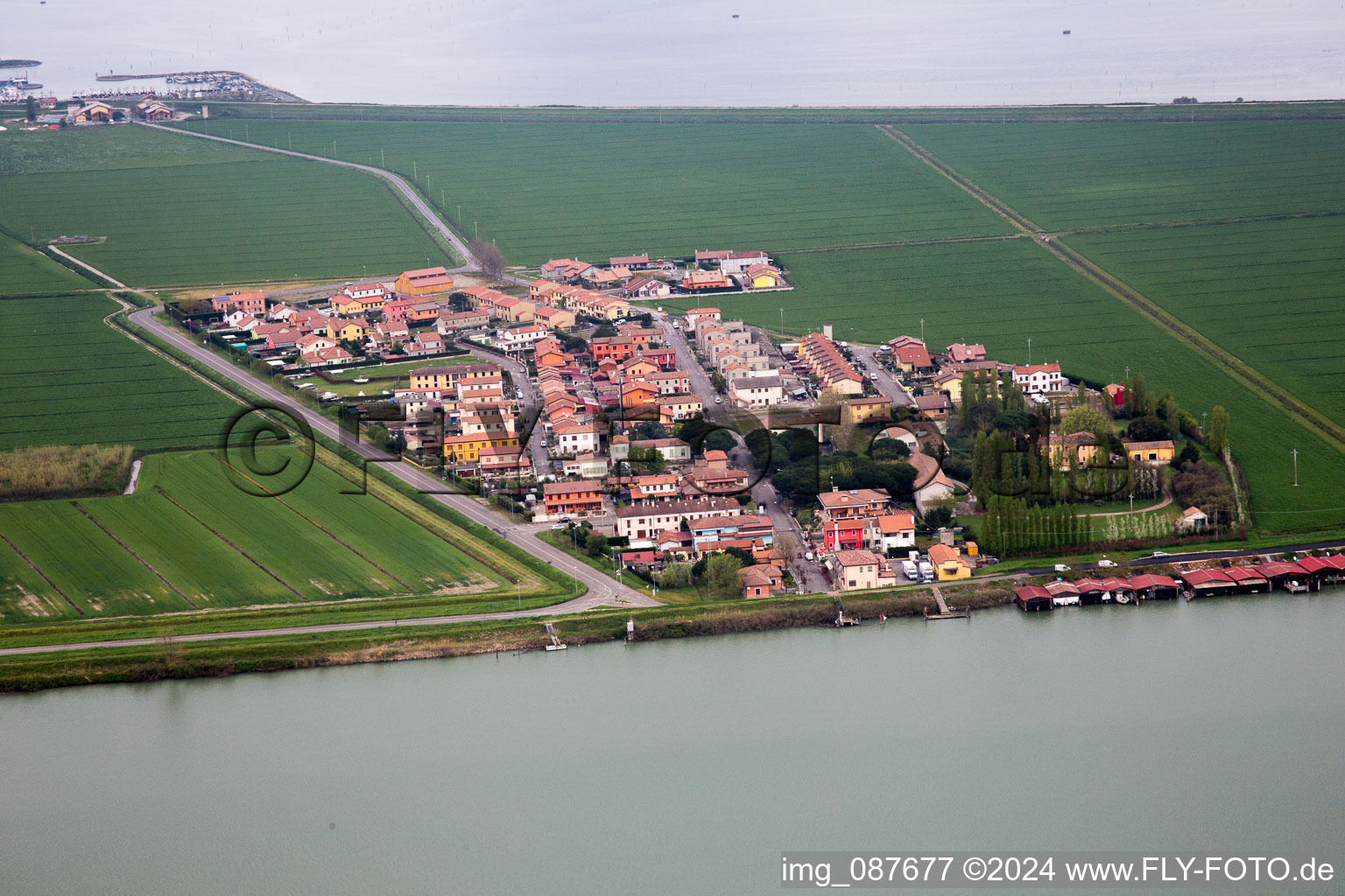 Luftbild von Dorf - Ansicht in Pila in Venetien in Porto Tolle im Bundesland Rovigo, Italien