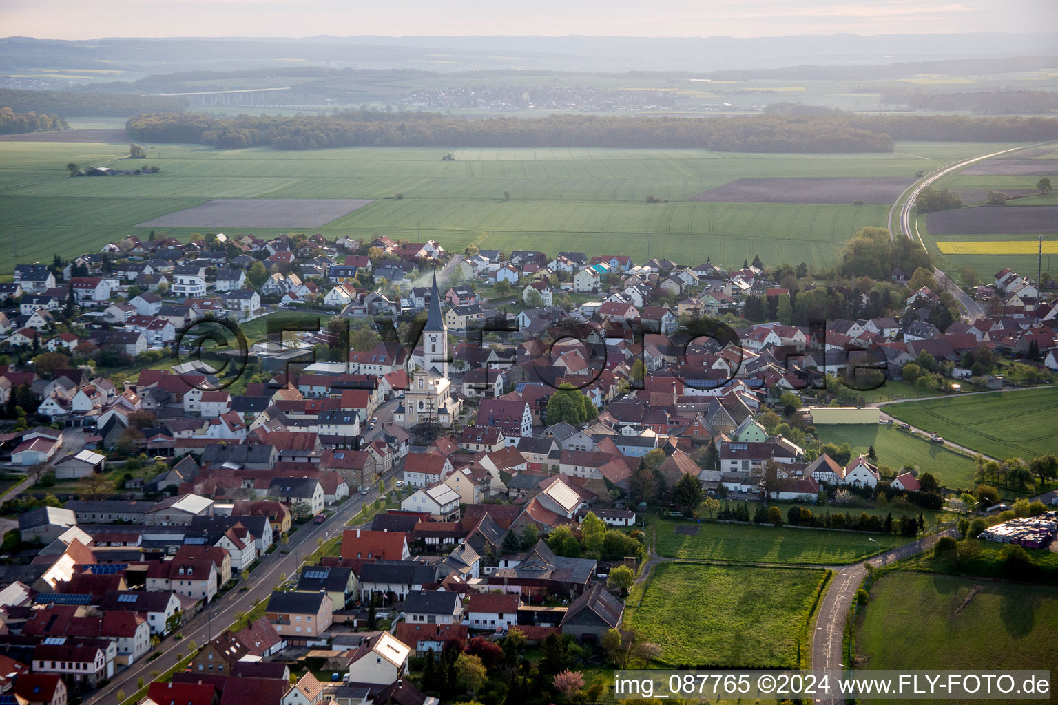 Luftbild von Dorf - Ansicht am Rande von landwirtschaftlichen Feldern und Nutzflächen in Grettstadt im Bundesland Bayern, Deutschland