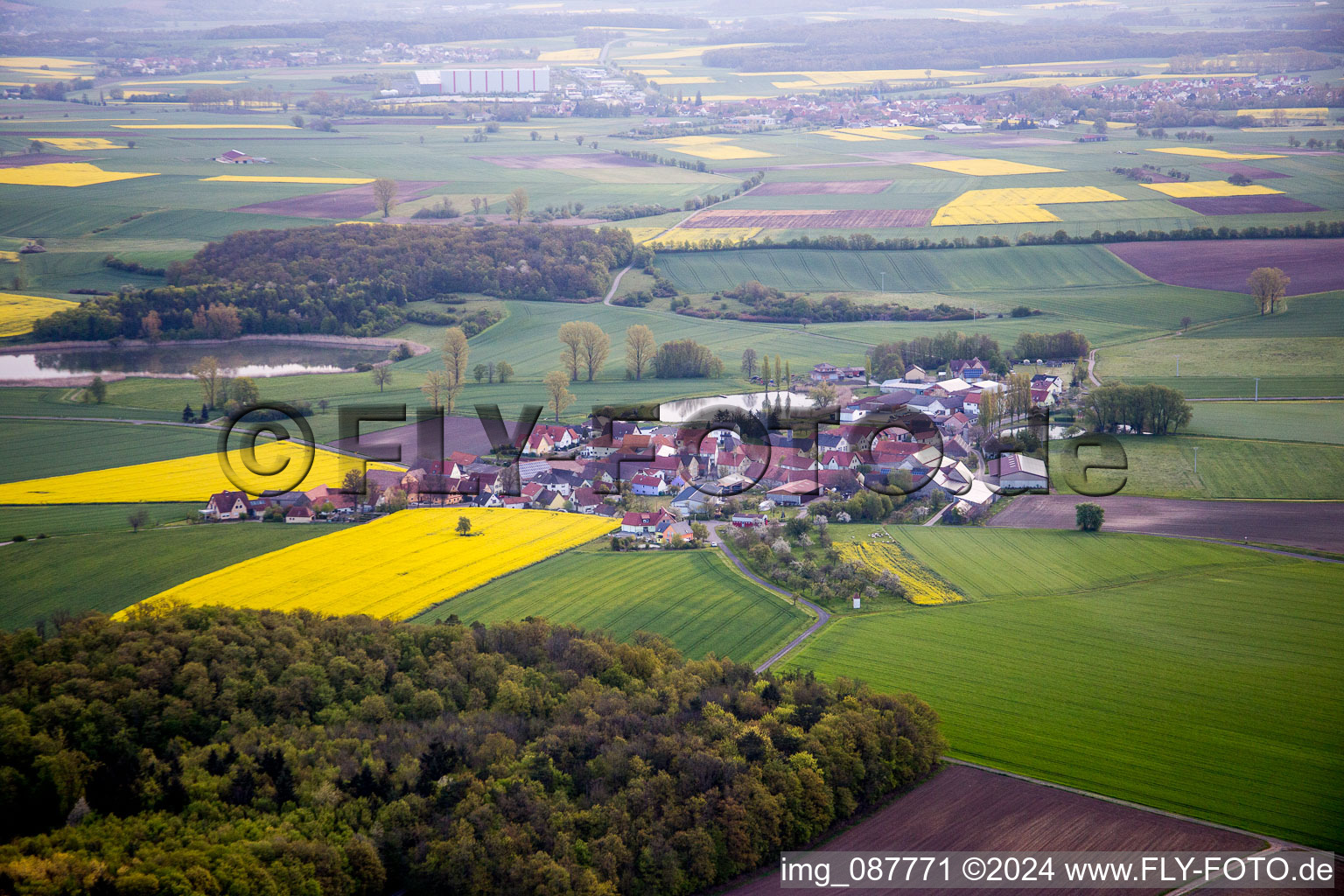 Dorf - Ansicht am Rande von landwirtschaftlichen Feldern und Nutzflächen im Ortsteil Kleinrheinfeld in Donnersdorf im Bundesland Bayern, Deutschland