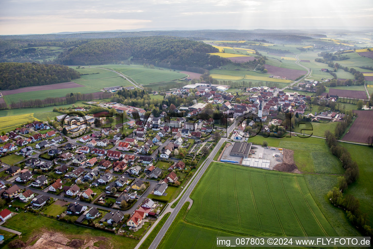 Ortsansicht der Straßen und Häuser der Wohngebiete im Ortsteil Untersteinbach in Rauhenebrach im Bundesland Bayern, Deutschland