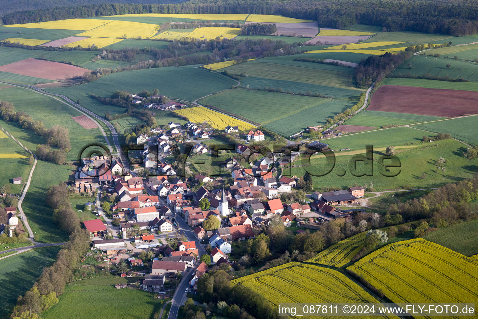 Luftbild von Dorf - Ansicht am Rande von landwirtschaftlichen Feldern und Nutzflächen im Ortsteil Falsbrunn in Rauhenebrach im Bundesland Bayern, Deutschland
