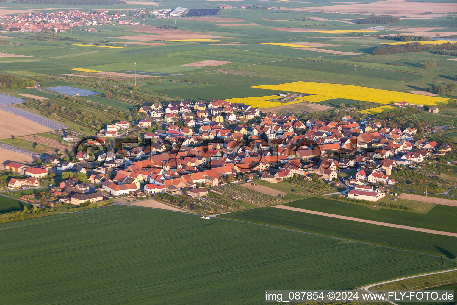 Luftaufnahme von Dorf - Ansicht am Rande von landwirtschaftlichen Feldern und Nutzflächen im Ortsteil Lindach in Kolitzheim im Bundesland Bayern, Deutschland