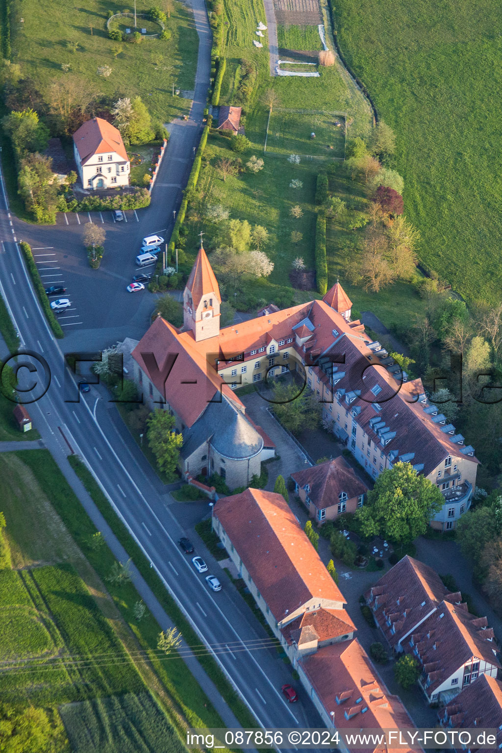 Gebäudekomplex des Klosters Kloster St. Ludwig im Ortsteil Lindach in Kolitzheim im Bundesland Bayern, Deutschland