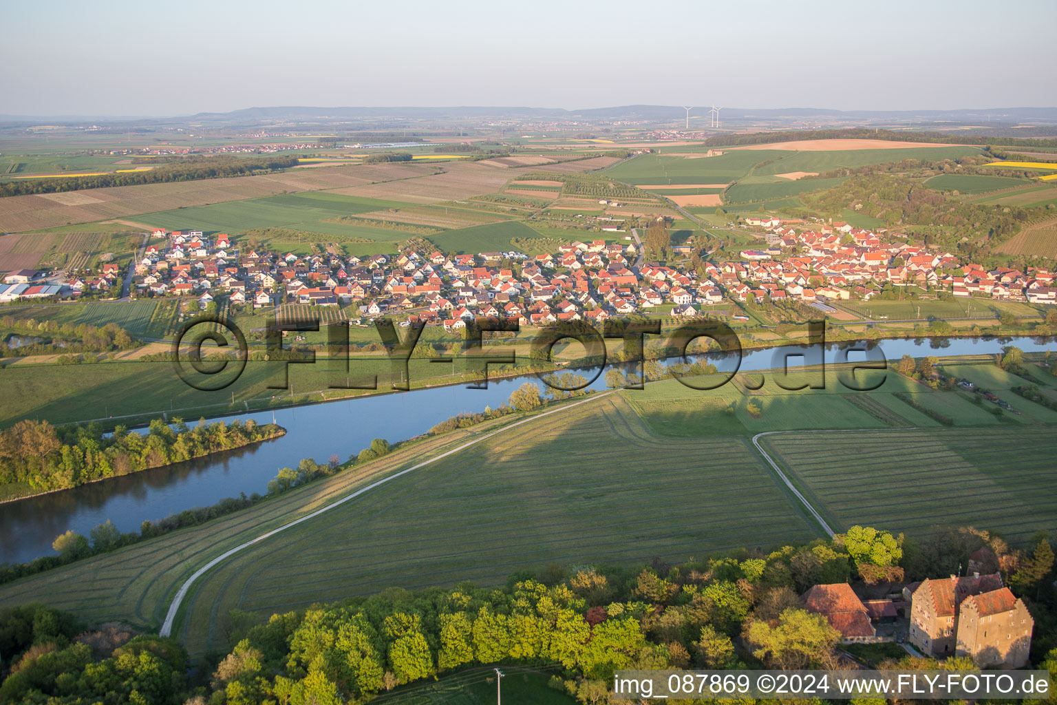 Dorfkern an den Fluß- Uferbereichen des Main im Ortsteil Stammheim in Kolitzheim im Bundesland Bayern, Deutschland