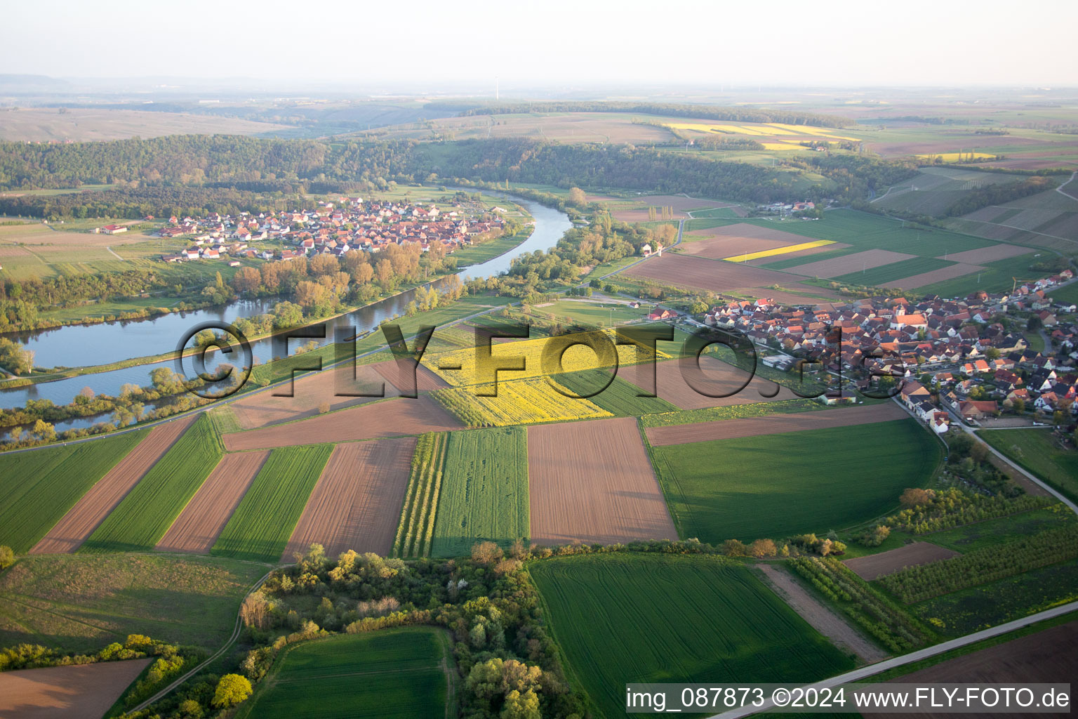 Dorfkern an den Fluß- Uferbereichen des Main im Ortsteil Untereisenheim in Eisenheim im Bundesland Bayern, Deutschland