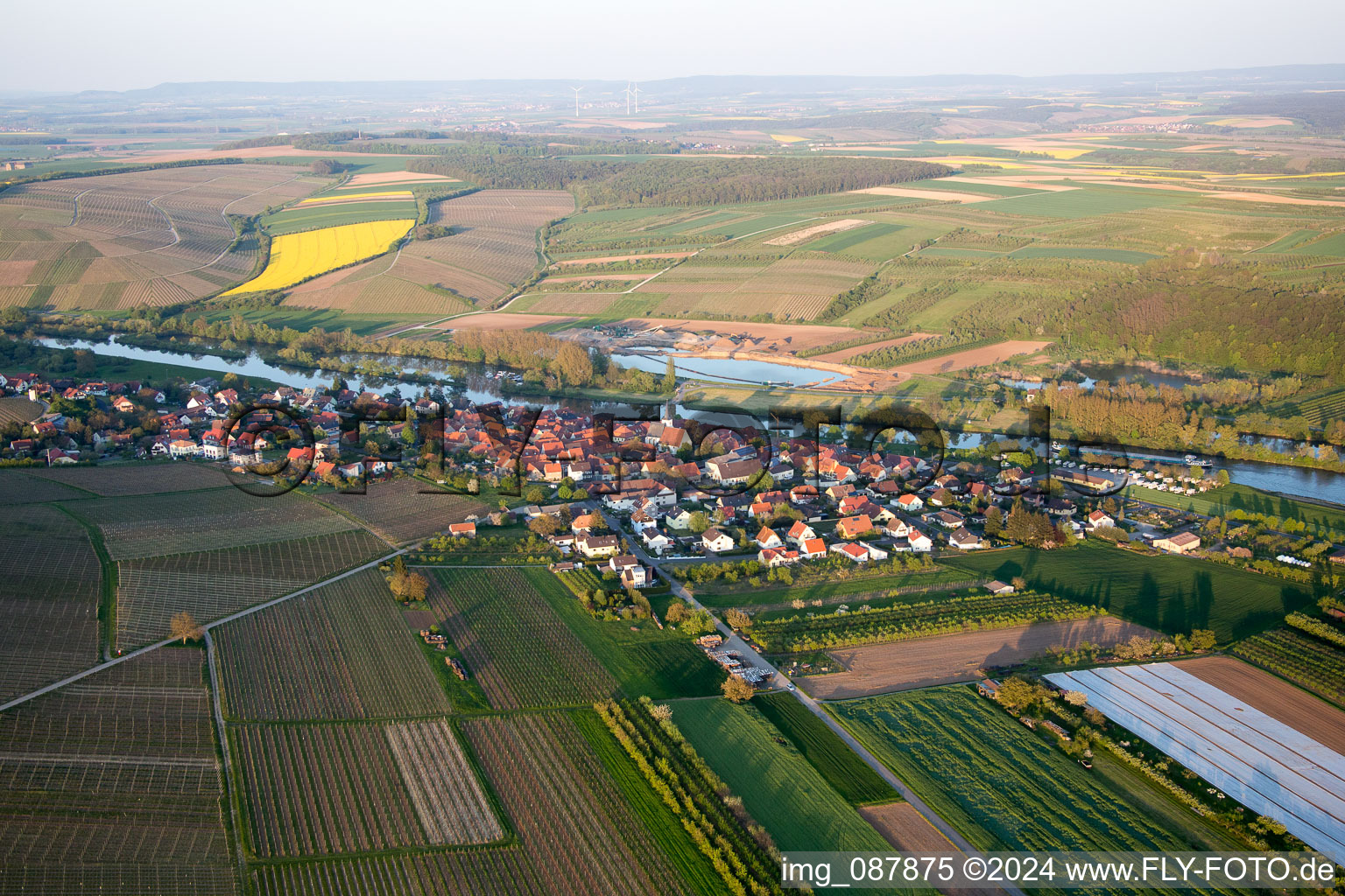 Dorfkern an den Fluß- Uferbereichen des Main im Ortsteil Obereisenheim in Eisenheim im Bundesland Bayern, Deutschland