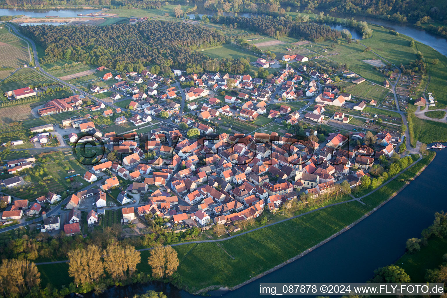 Dorfkern an den Fluß- Uferbereichen des Main im Ortsteil Fahr in Volkach im Bundesland Bayern, Deutschland